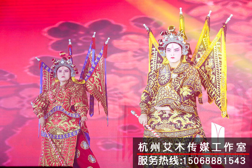 1630146852374403.jpg 杭州國際博覽中心2020新春紅藍競演茶話會戲劇演員在臺上表演現場拍攝情況