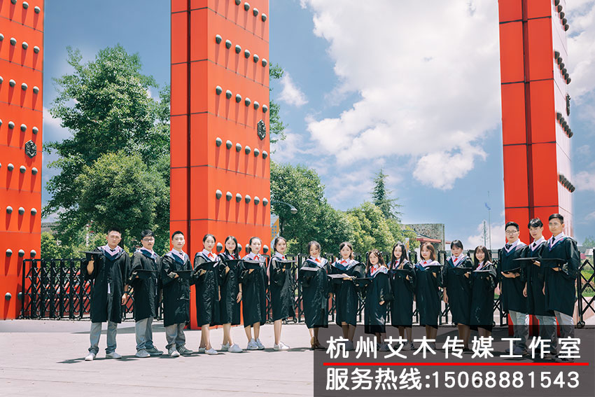 1630151105640430.jpg 穿上學(xué)士服的同學(xué)在校門口集體合照留念g