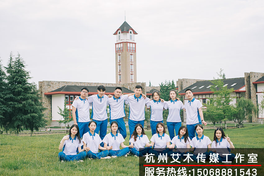 1630151416269857.jpg 校園草地上穿上統(tǒng)一的短袖長褲集體拍攝