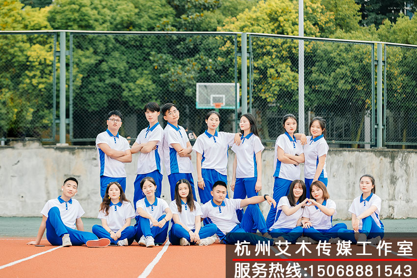 1630151546723394.jpg 校園籃球場上穿上統(tǒng)一的短袖長褲集體拍攝