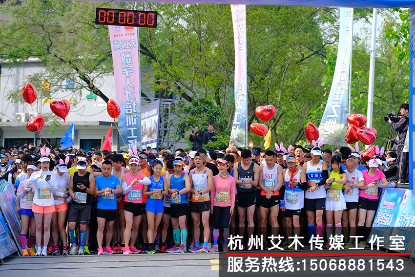 1630223015659825.jpg 仙湖半程馬拉松賽現場參賽人員開始準備就位