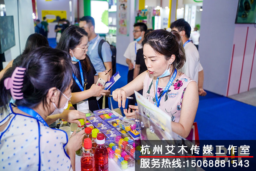 1630225436131987.jpg FBIF食品展會現場工作人員對客戶進行食品介紹拍攝