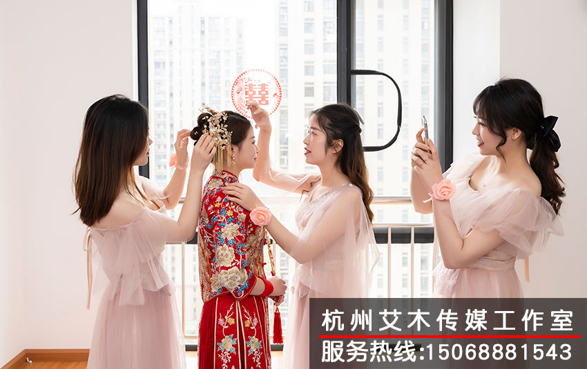 1630818767478085.jpg 新娘以及伴娘團(tuán)體拍照