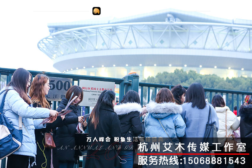 1630933401249303.jpg 會(huì)議活動(dòng)現(xiàn)場(chǎng)大家在有條不紊的排隊(duì)等待進(jìn)場(chǎng)拍攝