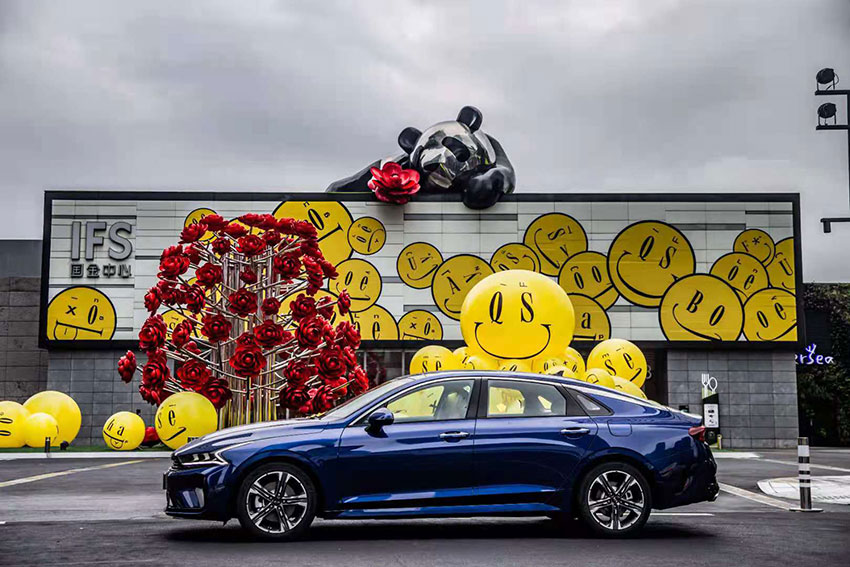 1631195002482923.jpg 戶外停放的起亞汽車新品拍攝