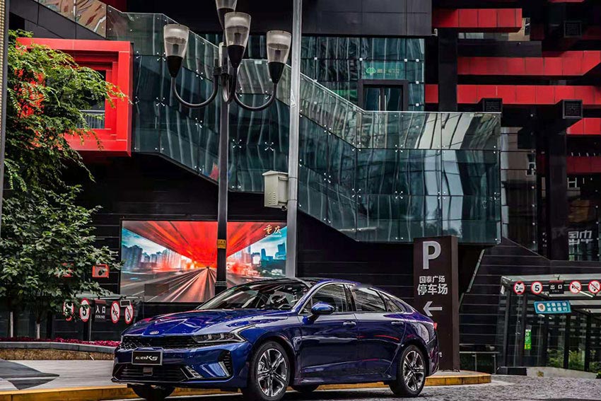 1631195126221153.jpg 市中心停放的起亞汽車新品拍攝