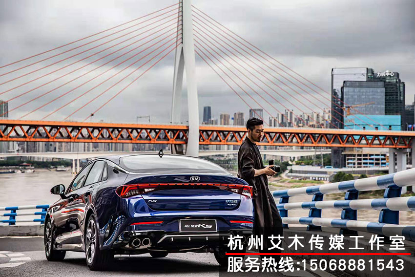 1631195176641283.jpg 市中心停放的起亞汽車新品拍攝